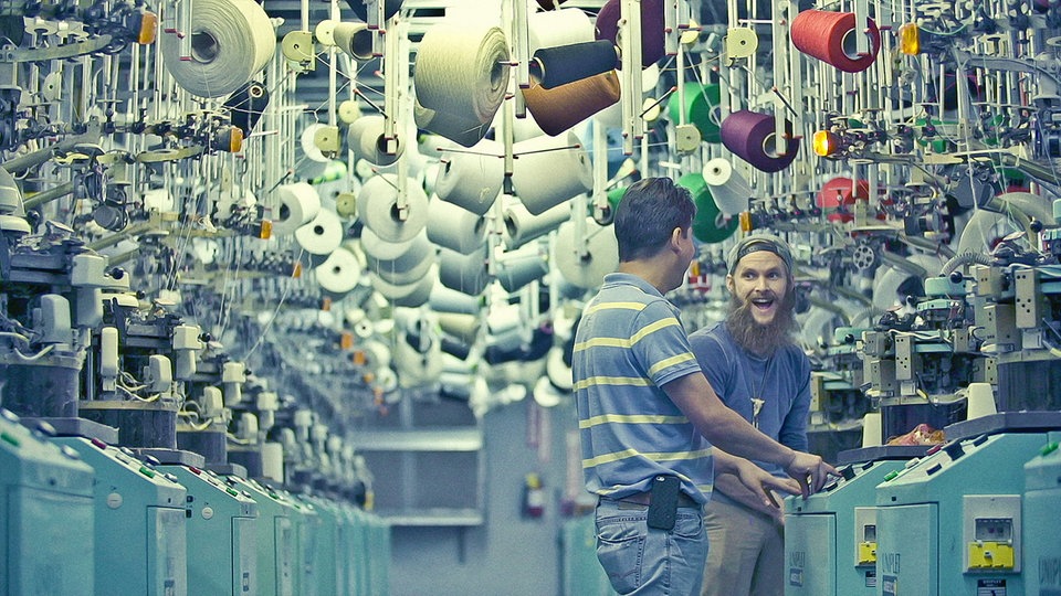 Szene aus Capital C: Zach Crain in der Strickfabrik