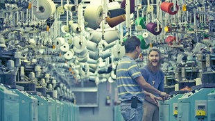Szene aus Capital C: Zach Crain in der Strickfabrik