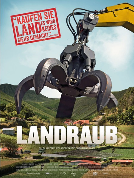 Plakat zur Dokumentation Landraub: Eine übergroße Baggerschaufel schwebt über einem Tal