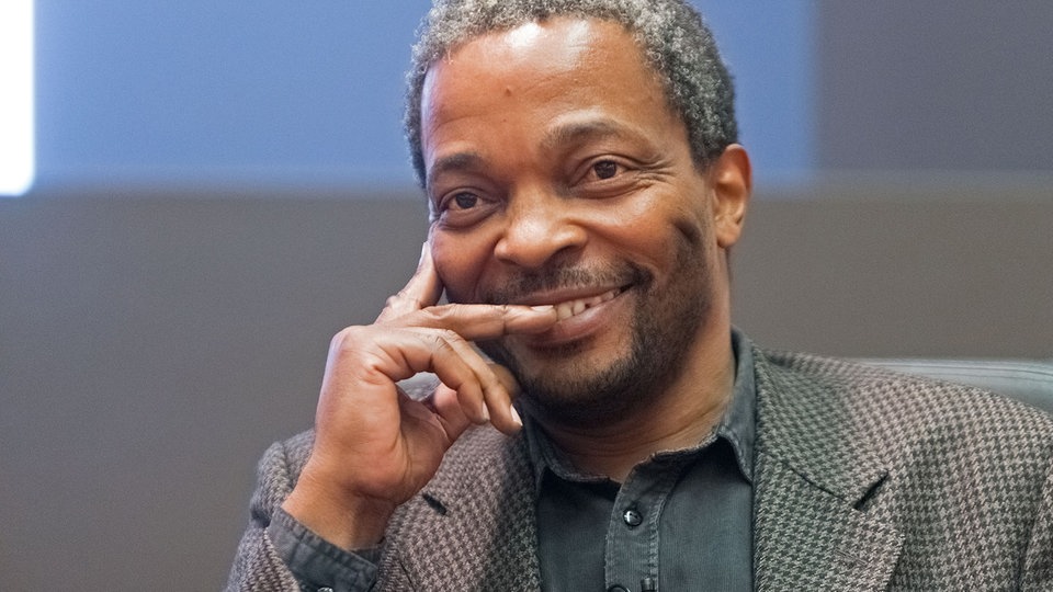 Künstler und Kurator der Ausstellung "Xenopolis" Simon Njami