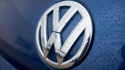 Volkswagen Logo auf einer Motorhaube nah