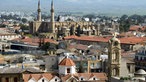 Die geteilte Stadt Nikosia, im Vordergrund der griechisch-zypriotische Teil mit der Orthodoxen Kirche der Jungfrau Maria, im Hintergrund der türkisch-zypriotische Teil mit der Moschee, einer ehemaligen Kirche.