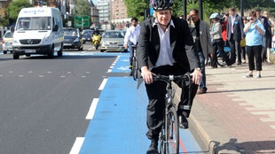 Der Londoner Bürgermeister Boris Johnson auf dem Fahrrad-Superhighway