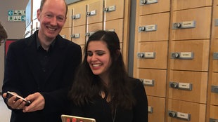 Satire-Politiker Martin Sonneborn mit Funkhaus Europa Reporterin Donya Farahani in Brüssel