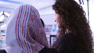 Nisren mit Moderatorin Marwa Eldessouky