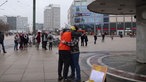 Firas Alshater wird auf dem Alexanderplatz umarmt. 