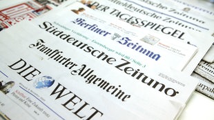  Verschiedene deutsche Tageszeitungen auf einem Tisch